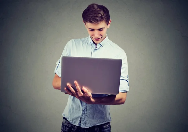 Jonge man met zijn laptopcomputer — Stockfoto