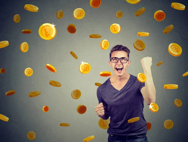 Bitcoin yağmur altında finansal başarı kutluyor mutlu bir genç adam portresi 