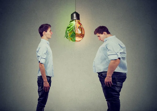 Jonge gelukkig slanke man trieste fat man zichzelf te kijken. Dieet keuze juiste voeding concept — Stockfoto