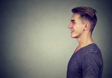 Yan profil gülerek mutlu bir adam portresi 