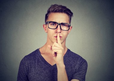 Gizli adam. Adam söyleyerek hush parmağında kameraya arıyorsunuz dudak hareketi ile sessiz ol