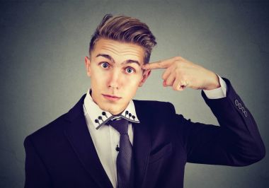 Deli misin sen soran parmak ile işaret kızgın kızgın genç adam portresi? 