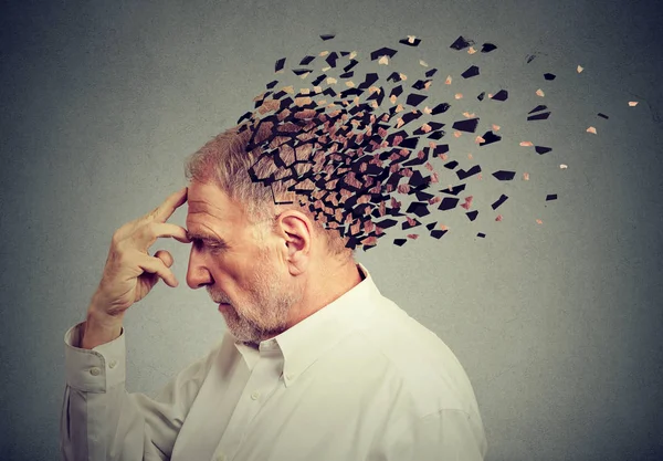 Gedächtnisverlust durch Demenz. Senior verliert Teile des Kopfes als Zeichen verminderter Geistesfunktion. — Stockfoto