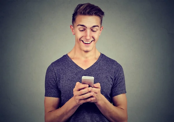 Bonito homem feliz usando um smartphone — Fotografia de Stock