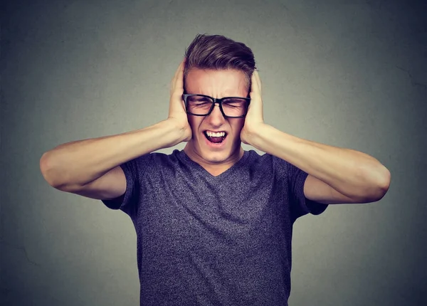 Hombre estresado frustrado no puede tolerar más ruido fuerte . — Foto de Stock