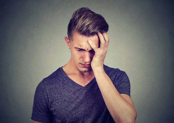 Retrato de un triste deprimido mirando hacia abajo — Foto de Stock