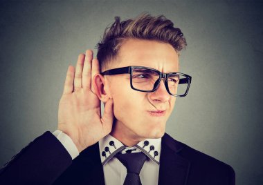 Komik görünümlü adam kulak misafiri liste özel konuşma içine sıktı  