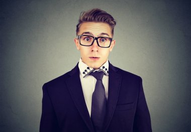 Şok korkmuş adam kameraya bakan 