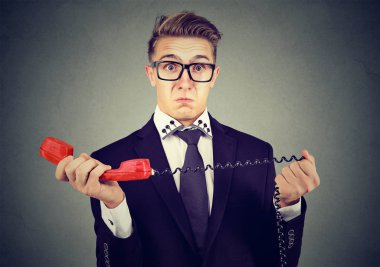 Tiksinti adam telefonda kötü haber alma şok 