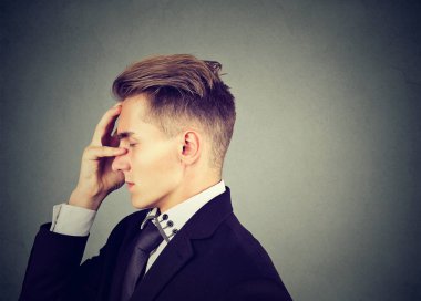 Üzgün üzgün adam için endişe yüz ifadesiyle düşünceli  