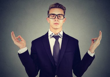 Kapalı gözlerle rahatlatıcı meditasyon genç iş adamı 