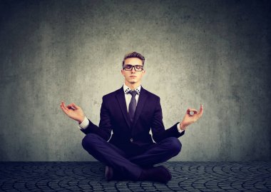 Kapalı gözlerle rahatlatıcı meditasyon genç iş adamı 