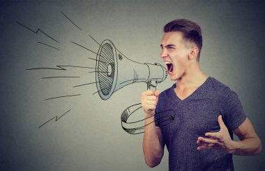 Bir duyuru yapmak bir megafon çığlık atan adam  