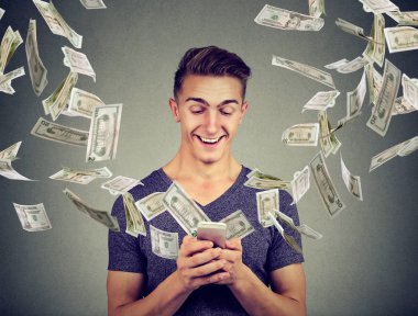 Online para transferi, e-ticaret kavramı bankacılık. Ekran uzak uçan para ile akıllı telefon kullanan adam