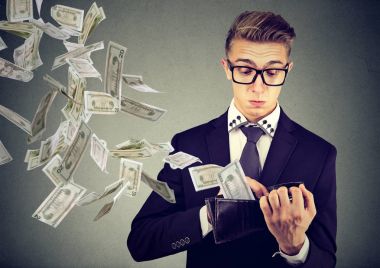 Endişeli iş adamı dışarı uçup para Doları banknot ile cüzdanını arıyorsunuz 