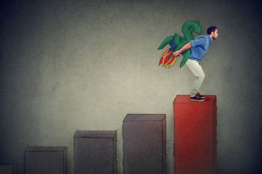 yüksek riskli finansal gol bir büyüme için başlığı ile iddialı genç adam 
