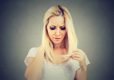 Closeup üzgün kadın mutsuz sona erer ve saç kaybetme ayrıldı. 