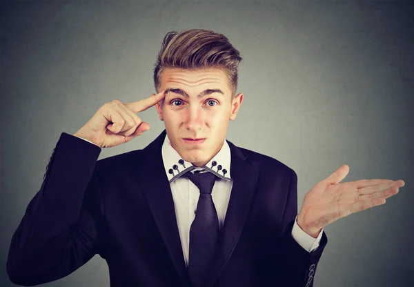 Retrato de enojado joven loco gesticulando con el dedo preguntando estás loco ? — Foto de Stock