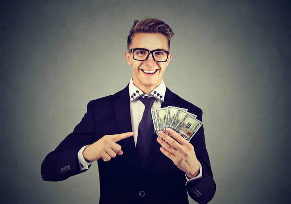 Επιτυχημένη επιχείρηση νεαρό άνδρα να κρατάει χρήματα λογαριασμούς δολαρίων στο χέρι — Φωτογραφία Αρχείου