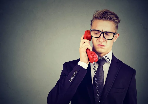 Allvarligt kränkt affärsman har obehagliga telefonsamtal konversation — Stockfoto