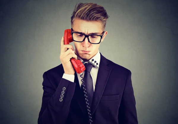 Triste bonito homem ter desagradável telefone conversa olhando para baixo — Fotografia de Stock