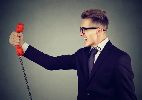 Portret mężczyzny biznes krzyczeć na telefon — Zdjęcie stockowe