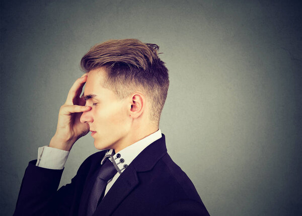 Печальный грустный человек, заботливый, с тревожным выражением лица
  