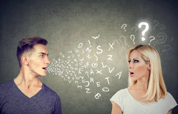 Concepto de barrera lingüística. Hombre guapo hablando con una mujer atractiva con signo de interrogación — Foto de Stock