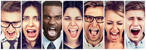 Grupp arga ungdomar som skriker — Stockfoto