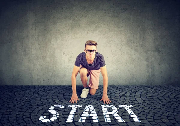 Young handsome man in the starting position — Stock Photo, Image