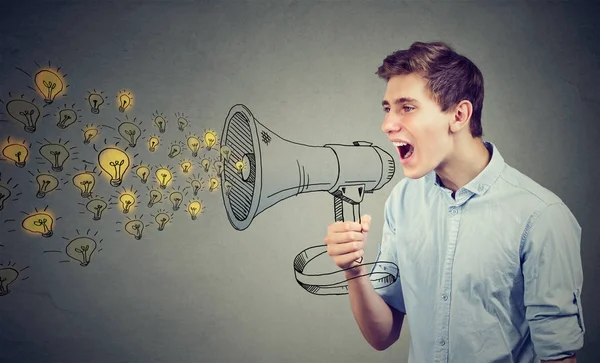 Hombre gritando sus ideas en voz alta en megáfono — Foto de Stock