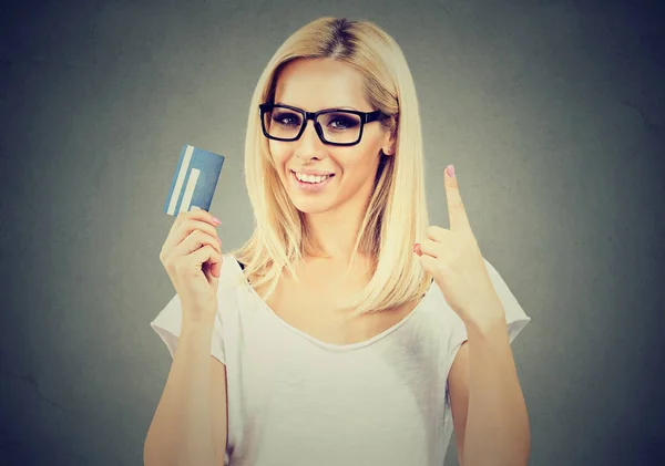 Šťastná žena nosí brýle drží zobrazeno číslo jedna kreditní karta — Stock fotografie