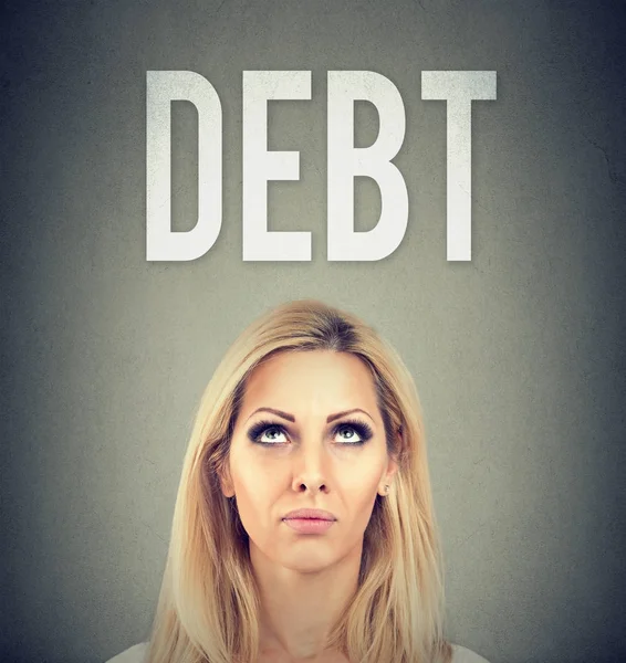 Jovem empresária stressada sob pressão da dívida — Fotografia de Stock