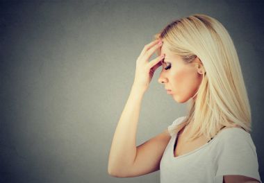 Hüzünlü hüzünlü kadın merak yüz ifadesiyle düşünceli  