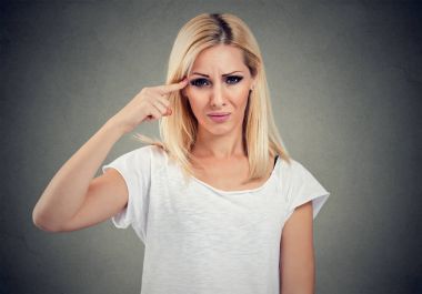 Parmak ile işaret kızgın kızgın kadın deli misin sen? 