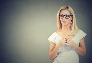 Yana doğru arayan memnun şüpheli kadın. Negatif duygu algı