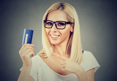 Kredi kartı işaret mutlu neşeli kadın