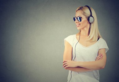 mutlu genç kadın kulaklık ile müzik dinlemek 