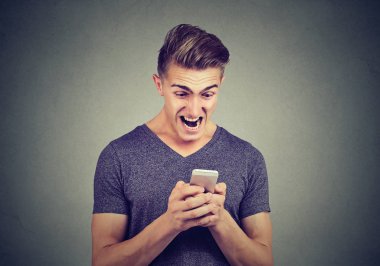 Hayal kırıklığına uğramış kızgın adam smartphone çığlık üzerinde metin mesajı okuma 