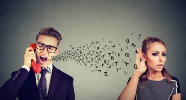 Kızgın genç adam yere belgili tanımlık telefon süre genç kadın üzerinde yaptığı konuşmaya kulak misafiri çığlık 
