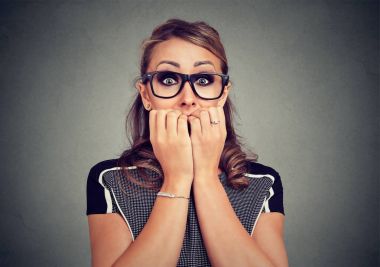 Tırnaklarını ısırma portre portre emin tereddüt endişeli kadın 