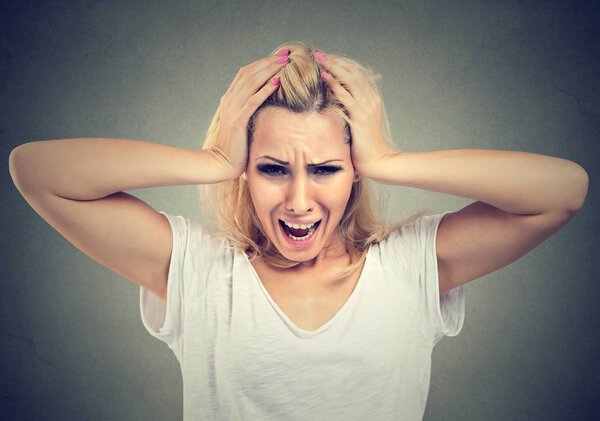 Портрет расстроенной девушки, кричащей:
