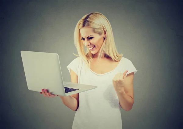 Porträt einer Frau mit ihrem Laptop, die Erfolg und gute Nachrichten feiert — Stockfoto