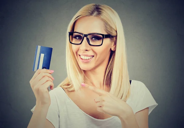 Feliz mujer alegre apuntando a la tarjeta de crédito —  Fotos de Stock