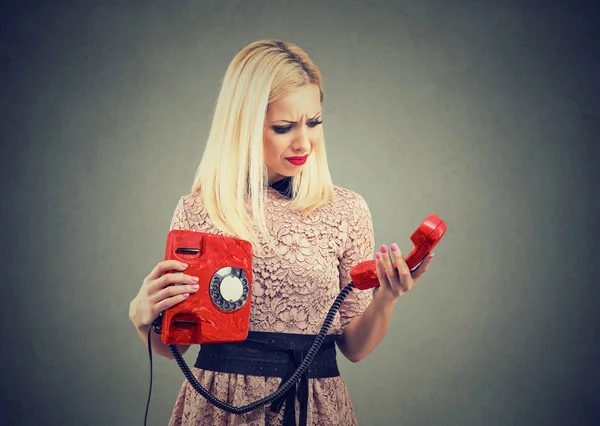 Irriterad upprörd ung kvinna ta emot dåliga nyheter på telefonen — Stockfoto