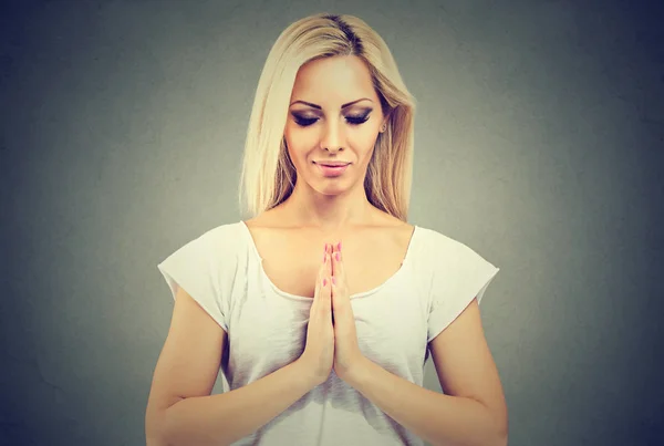 Mujer joven en posición de oración meditando — Foto de Stock