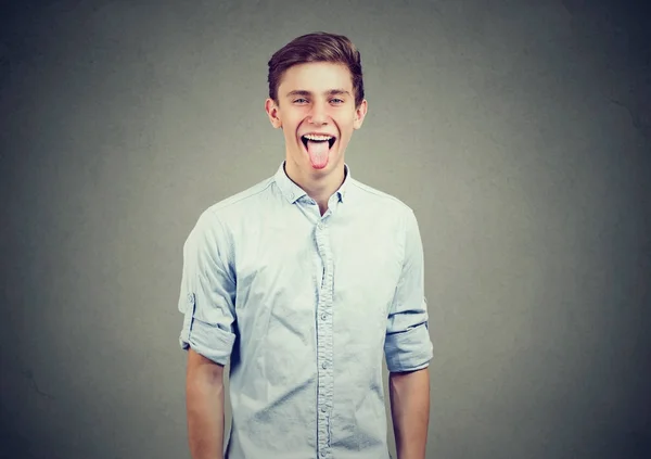 Joven mostrando su lengua —  Fotos de Stock