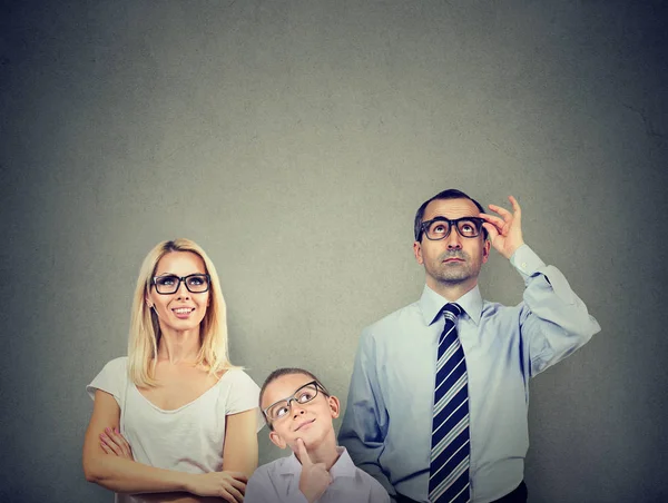 Pensativo joven familia madre padre y su hijo mirando hacia arriba contemplando — Foto de Stock