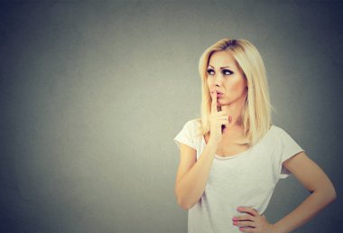 Güzel genç kadın ararken bir düşünceli yüz ifadesi ile 