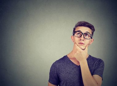Düşünceli yakışıklı gözlüklü ararken onun karar verme 